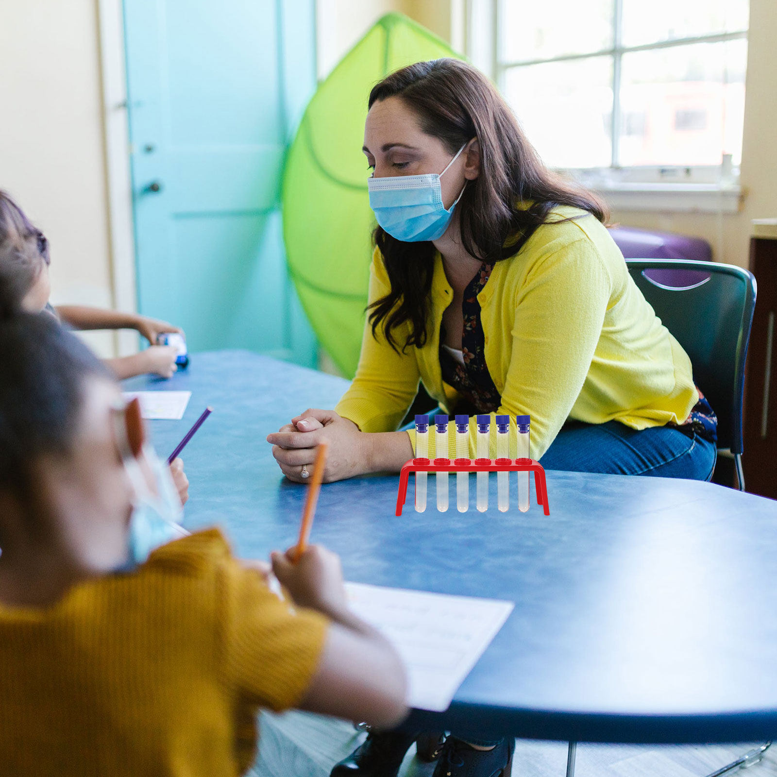 Kids Education Tools - ชุดอุปกรณ์ทดลองวิทยาศาสตร์สำหรับเด็ก 2 ชุด พร้อมหลอดทดลองพลาสติกและชั้นวาง อุปกรณ์การศึกษาเพื่อกระตุ้นความอยากรู้อยากเห็นในวิชาเคมี